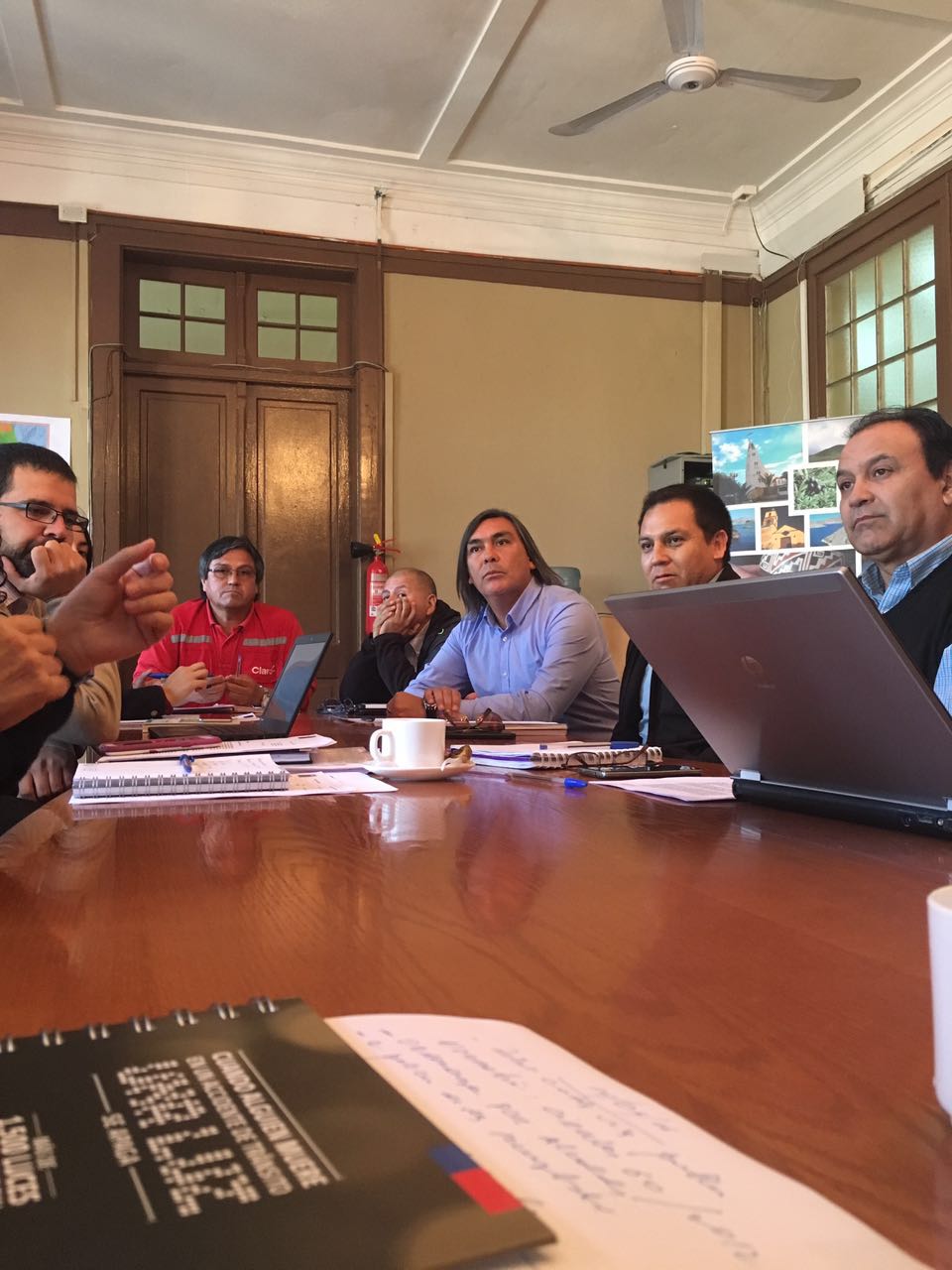 Alcalde Loyola participa en reunión que busca dar solución a los cables en desuso